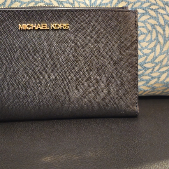 Brand new black michael kors wristlet - Picture 3 of 8